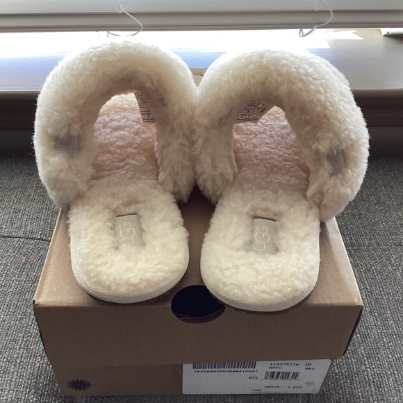 UGG® Maxi Curly Genuine Shearling Scuffetta Slipper (Women) 7M - Picture 12 of 13